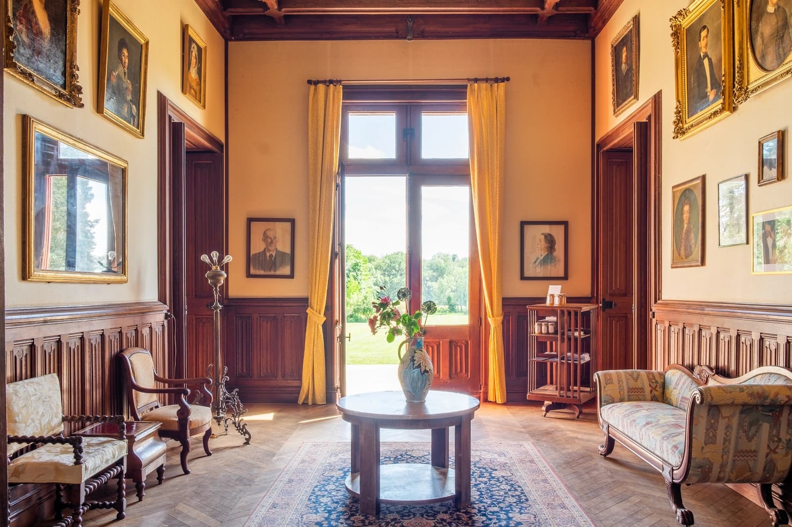 Living room in Castle between fields and forests - 1