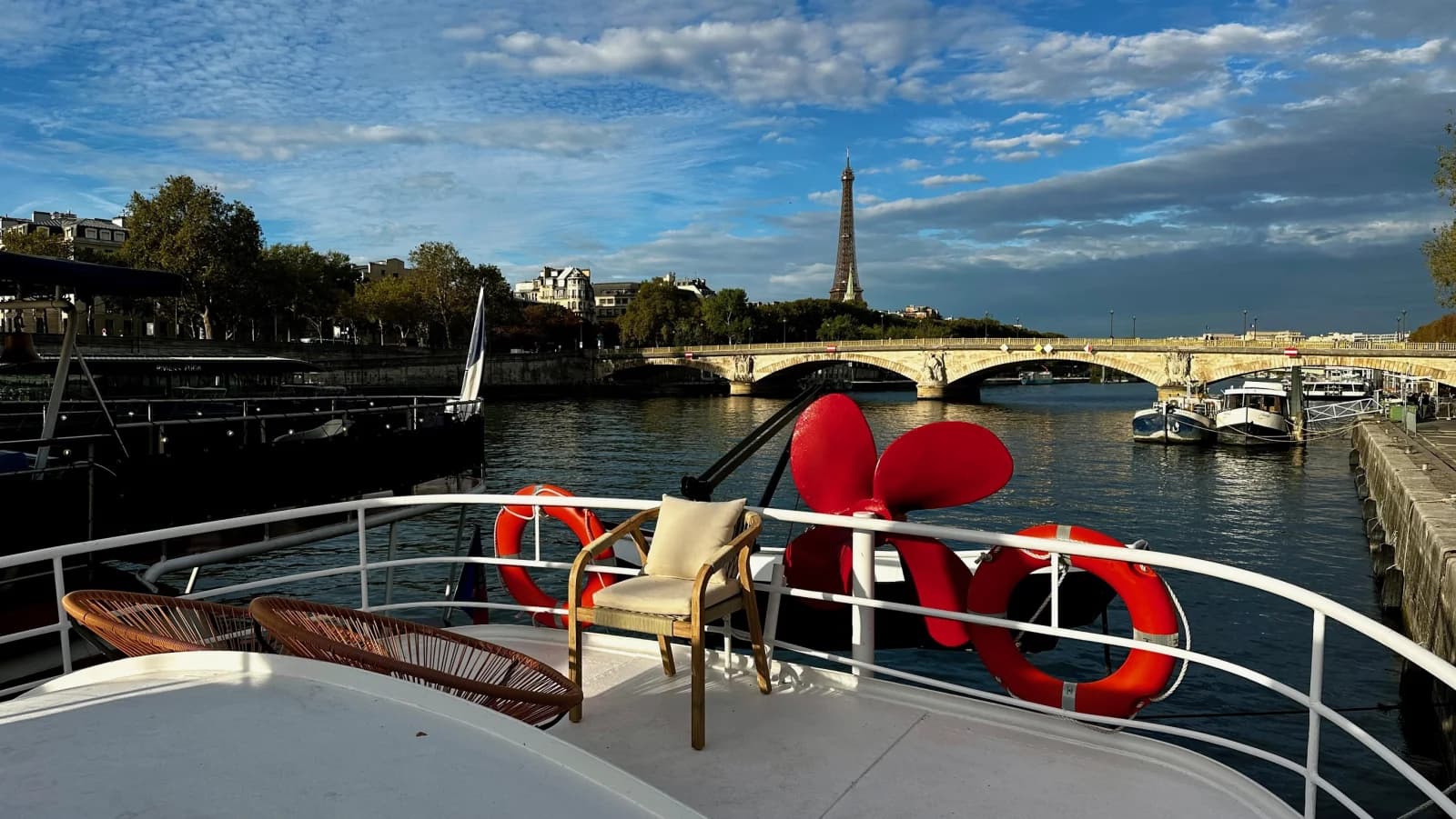 Space Luxurious barge at the foot of the Alexandre III Bridge - 4