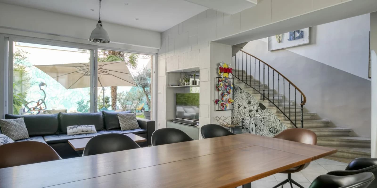 Salle de réunion dans Maison lyonnaise arty avec jardin verdoyant et piscine - 1