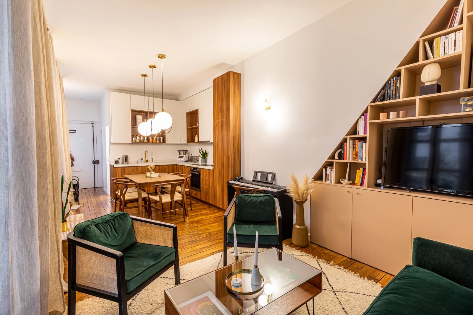 Living room in Trendy architect-designed apartment in the heart of Paris - 1