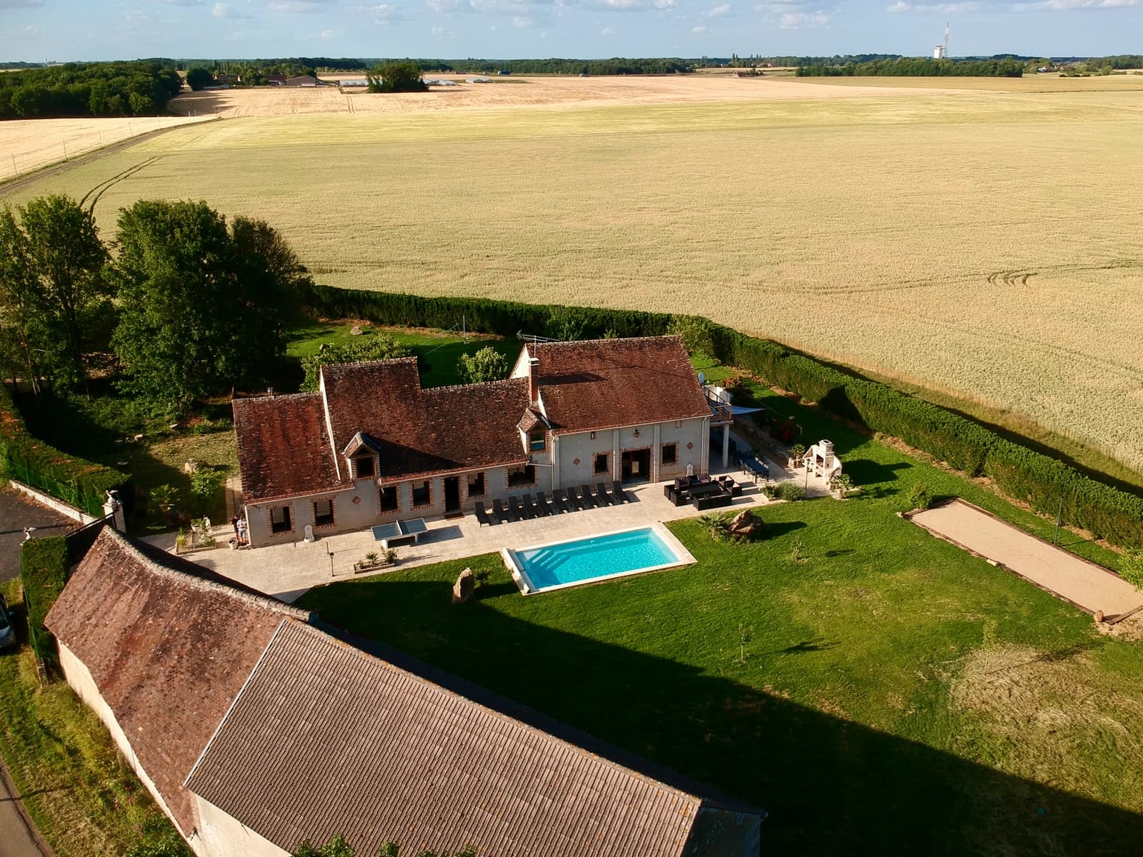 Villa à la campagne avec sa piscine privée et calme