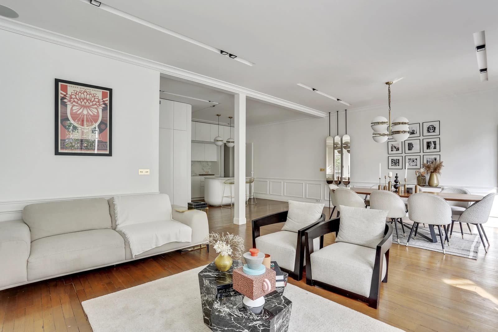 Salon dans Logement design avec vue privilégiée sur la Tour Eiffel - 1