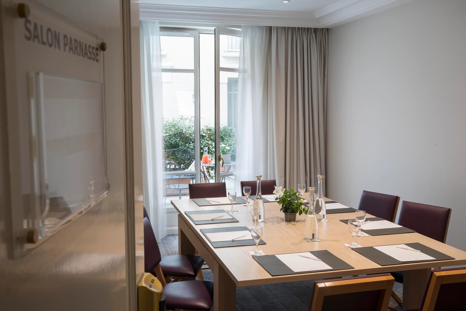 Salle de réunion dans Le Salon Parnasse: élégance et prestige d'un lieu - 1