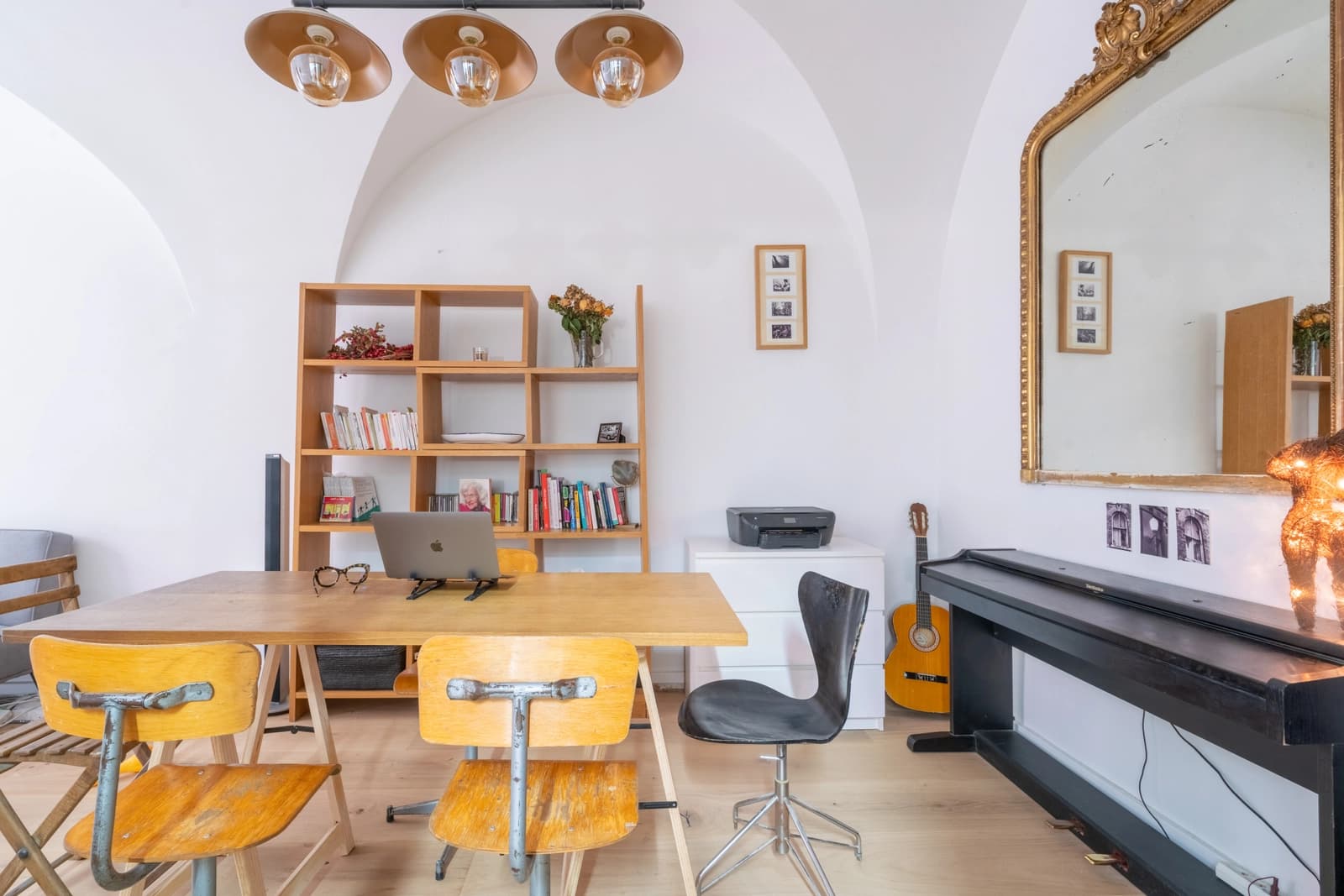 Salle de réunion dans Maison du 9ème avec belle hauteur sous plafond - 0