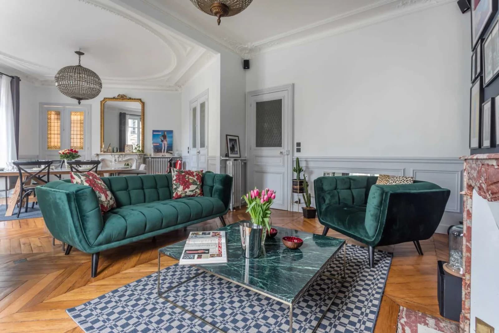 Salon dans Haussmannien parisien sublimé par un designer de renom - 0