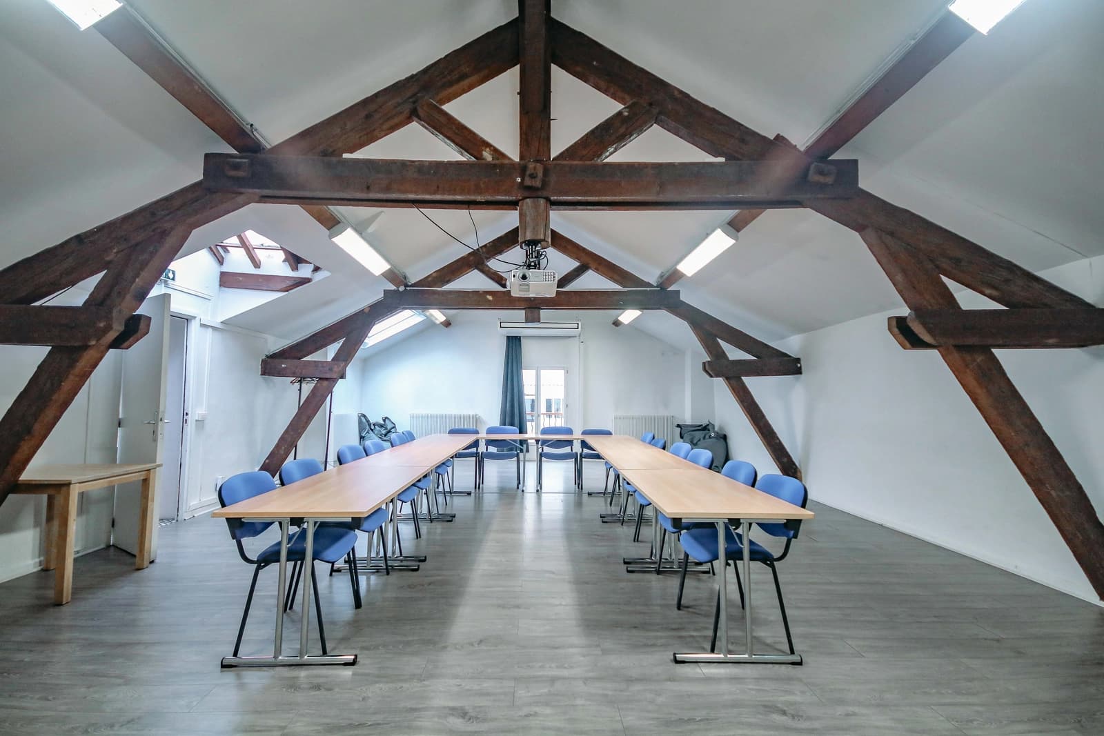 Salle de réunion dans Grande villa de charme offrant espace et authenticité - 1