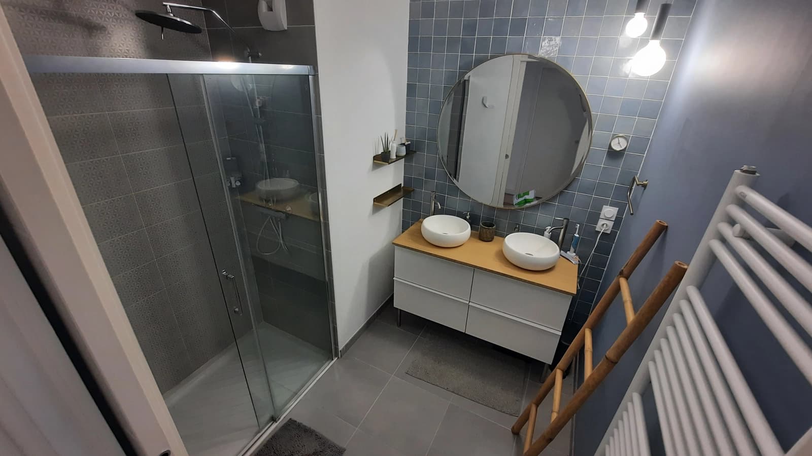 Salle de bain dans Appartement au bord de l'Erdre, quiétude absolue ! - 1