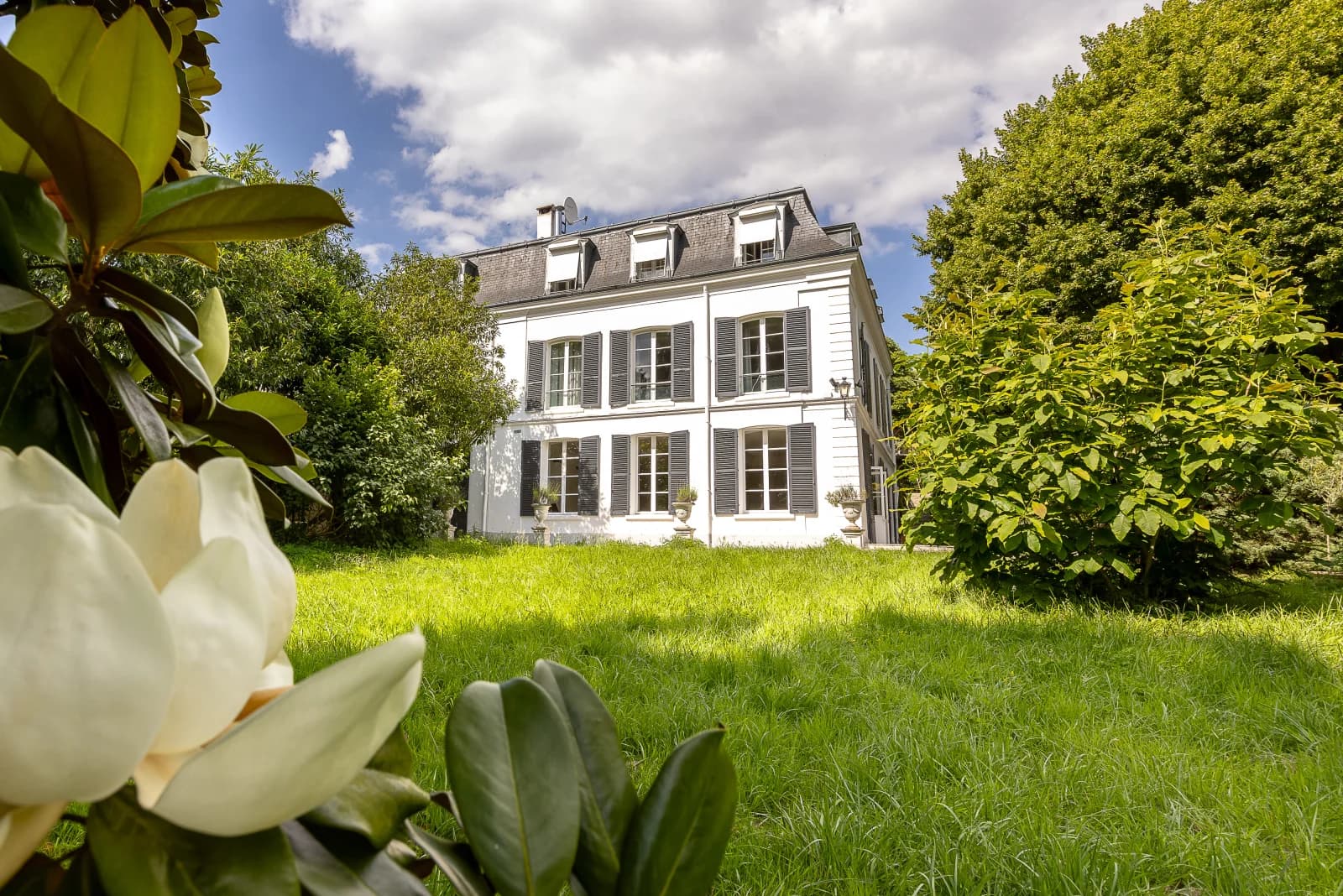 Space Bright spaces and exceptional grounds at Le Manoir - 1