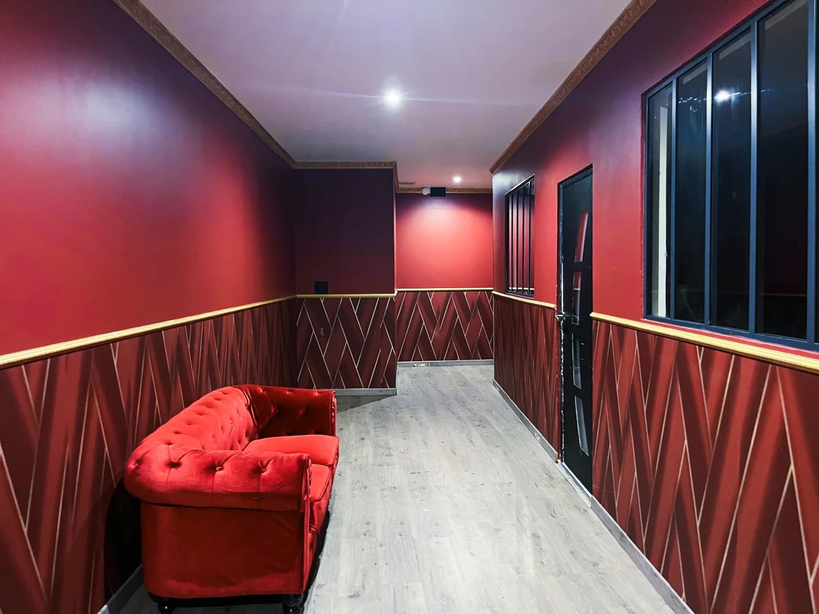 Salon dans Couloir Rouge: un passage au design audacieux - 0