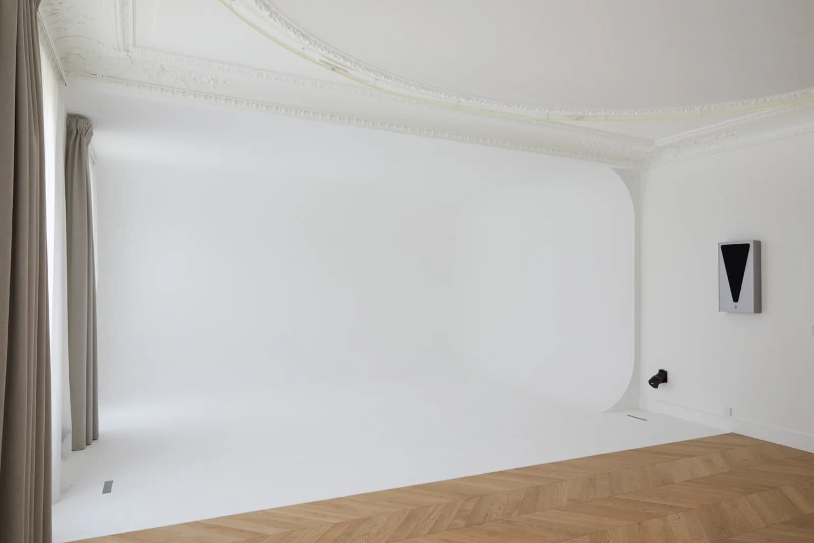Space Haussmannian photo studio and showroom - 3
