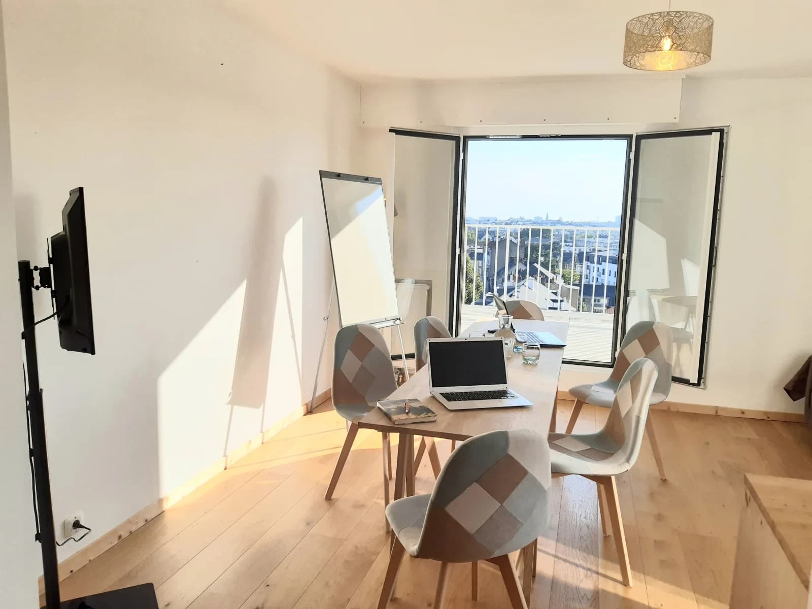 Salon dans Nantes: lieu unique offrant une vue panoramique - 1