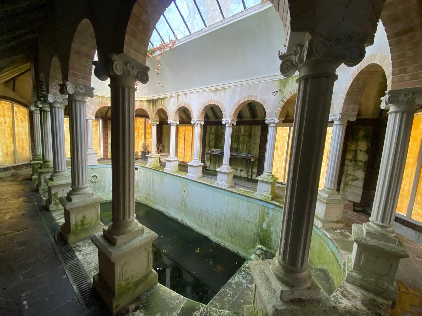 Espace Piscine à colonnes, décor unique - 3