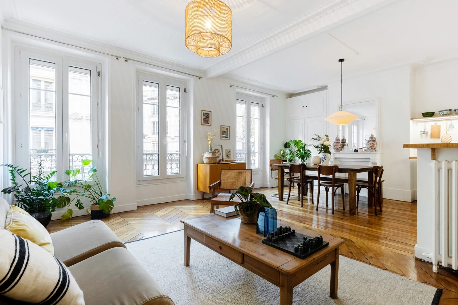 Salle de réunion dans Le charme authentique d'un appartement typiquement parisien - 1