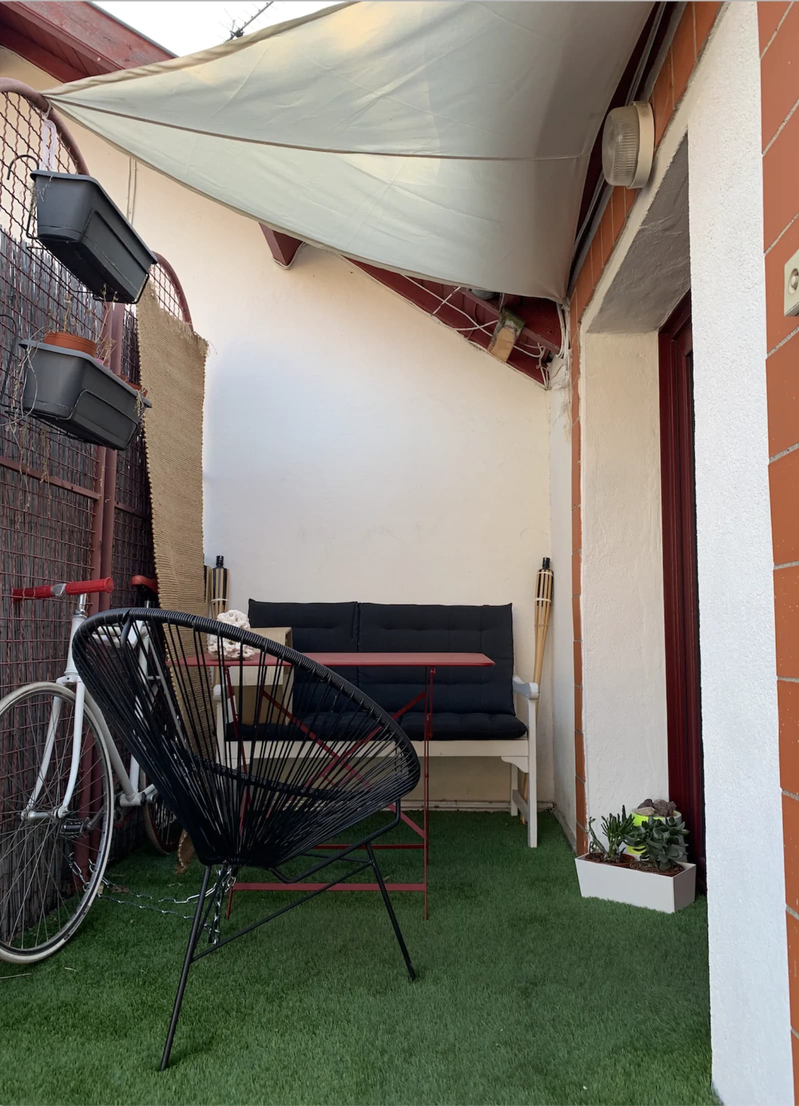 Espace Appartement au design minimaliste avec sa petite terrasse - 4