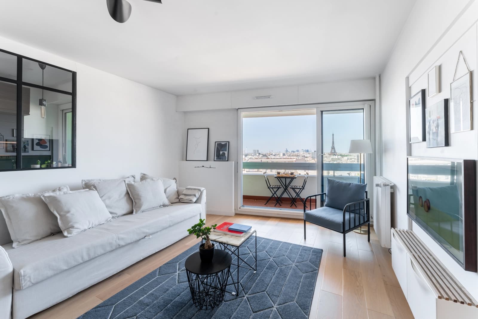 Salon dans Appartement moderne avec vue unique sur la Tour Eiffel - 0