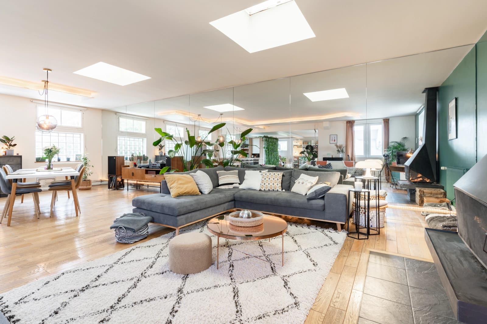 Ex-imprimerie réinventée en une maison esprit loft