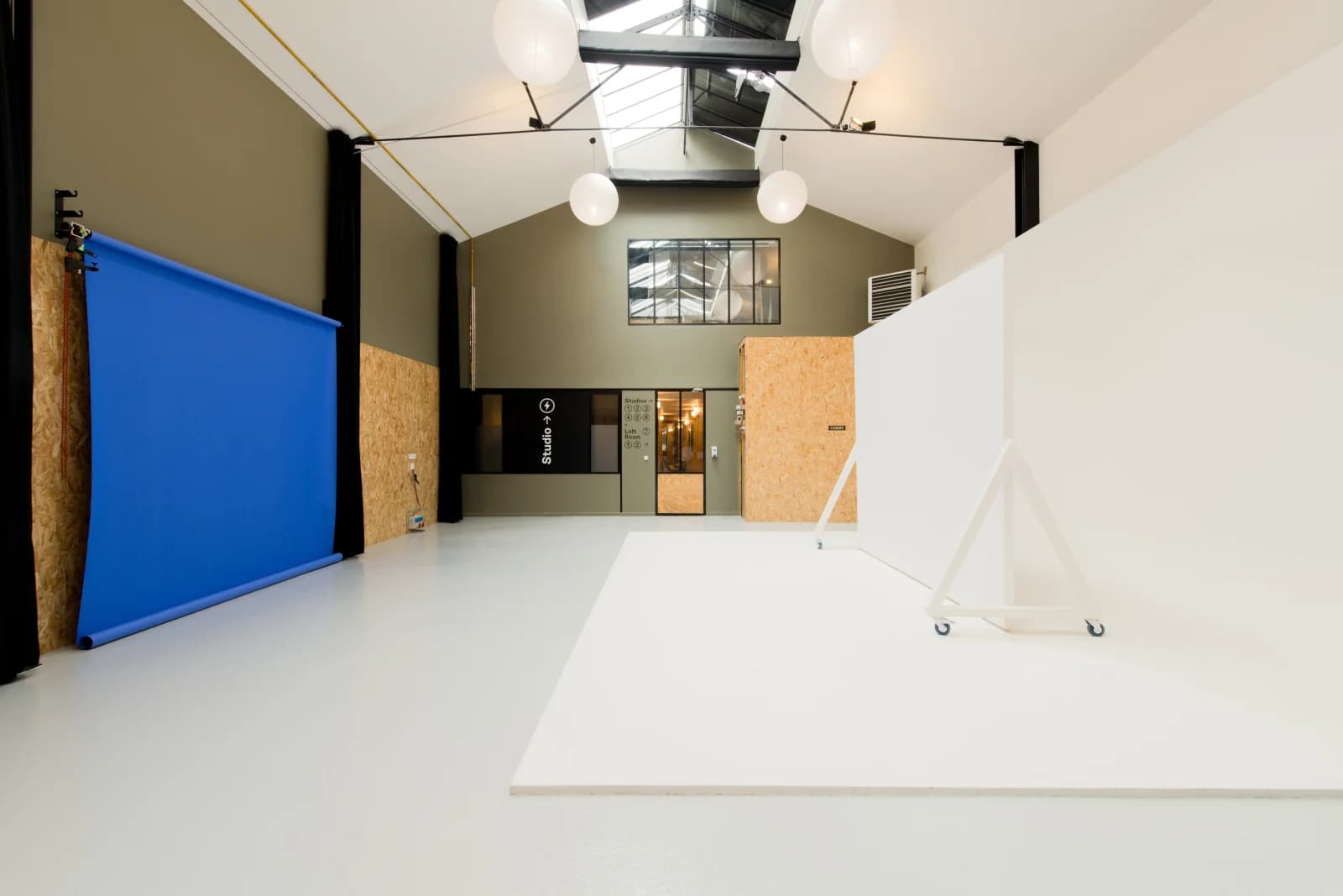 Space Daylight studio cyclo in Aubervilliers - 0