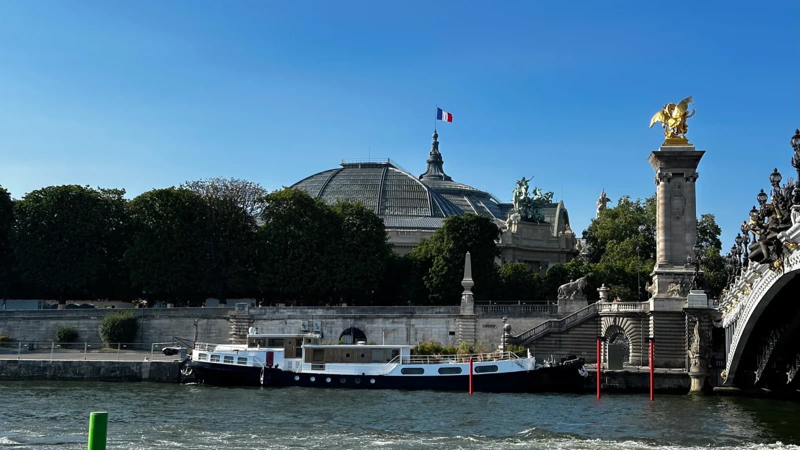 Space Luxurious barge at the foot of the Alexandre III Bridge - 0