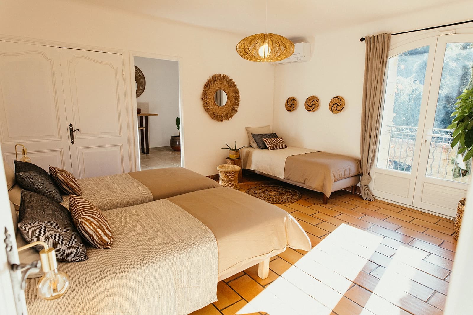Bedroom in Provencal villa on 8-hectare estate - 1