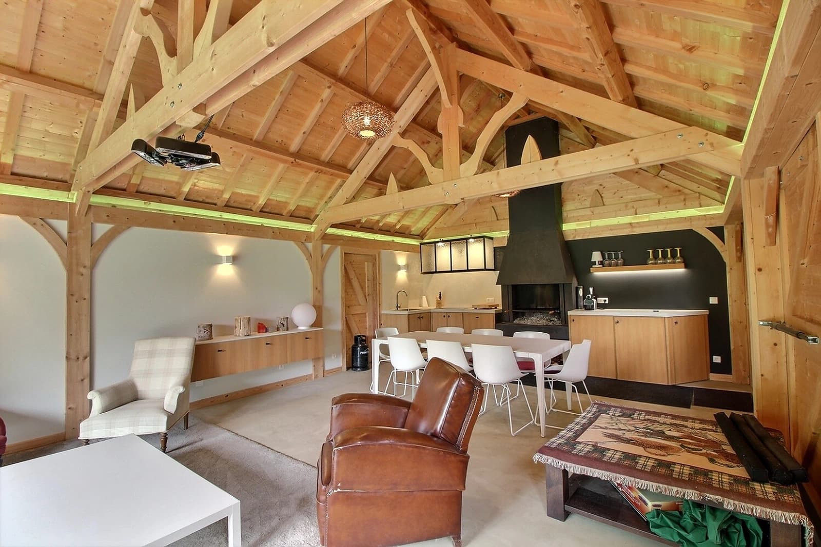 Salon dans Cabane en bois aménagée en un espace de vie cosy - 1