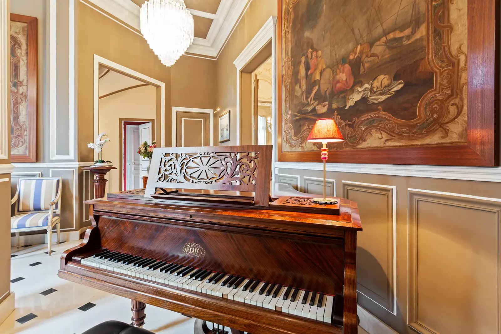 Salon dans Un splendide Hôtel Particulier, écrin d'élégance - 1