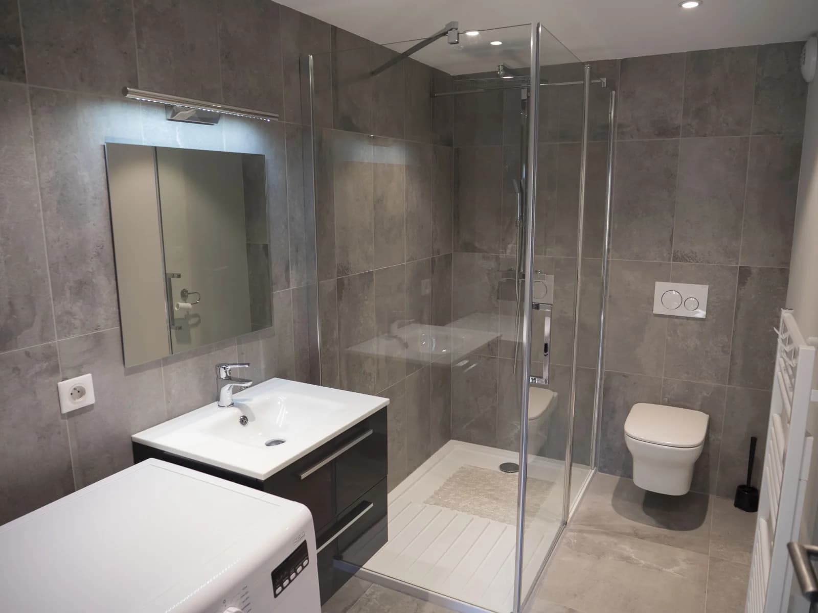 Bathroom in Comfortable apartment in L'isle sur la Sorgue - 1