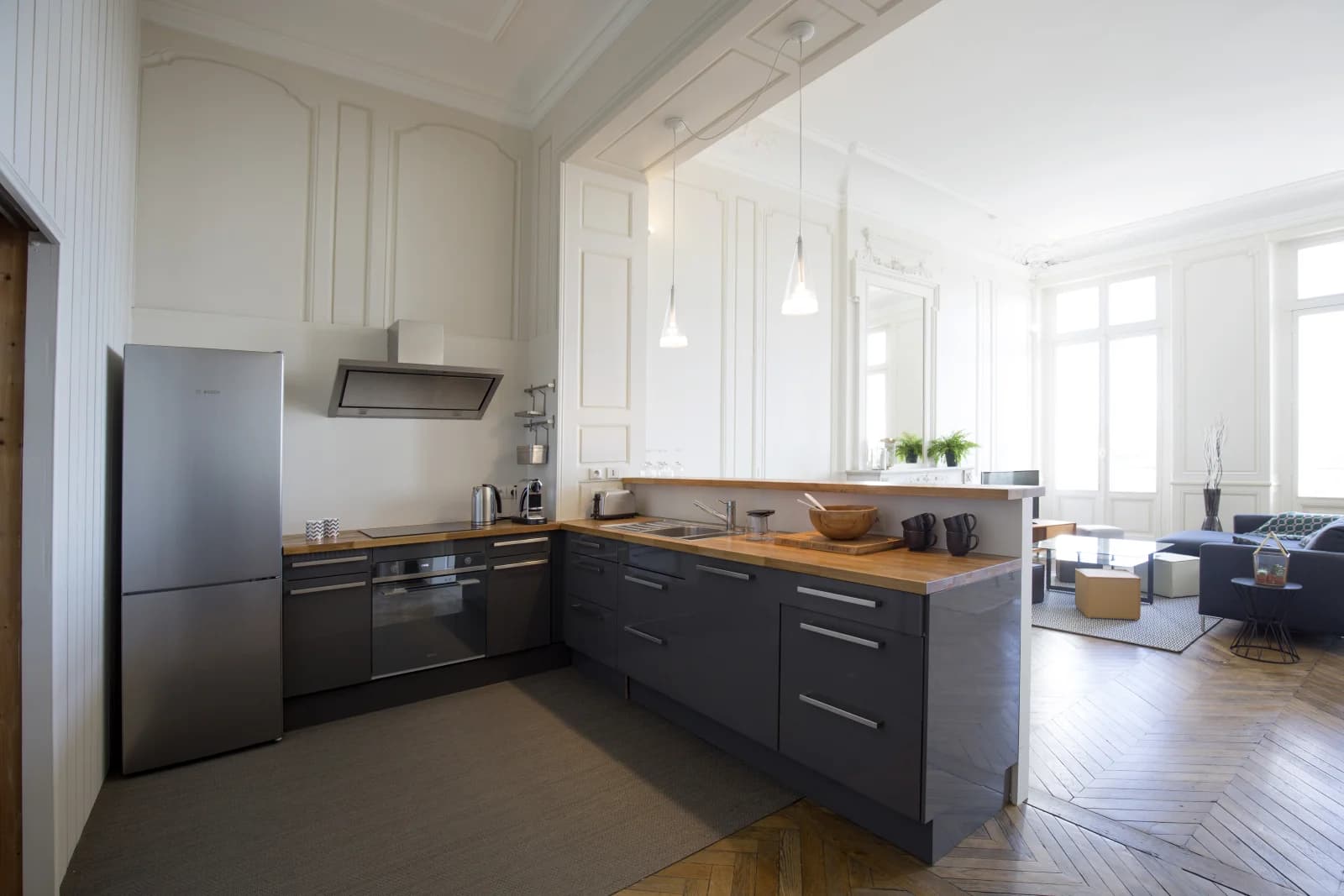 Kitchen in 160m² with quayside view, large lounge area - 1