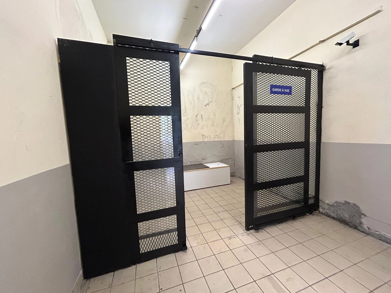 Space Commissariat setting 1 hour from Paris - 3