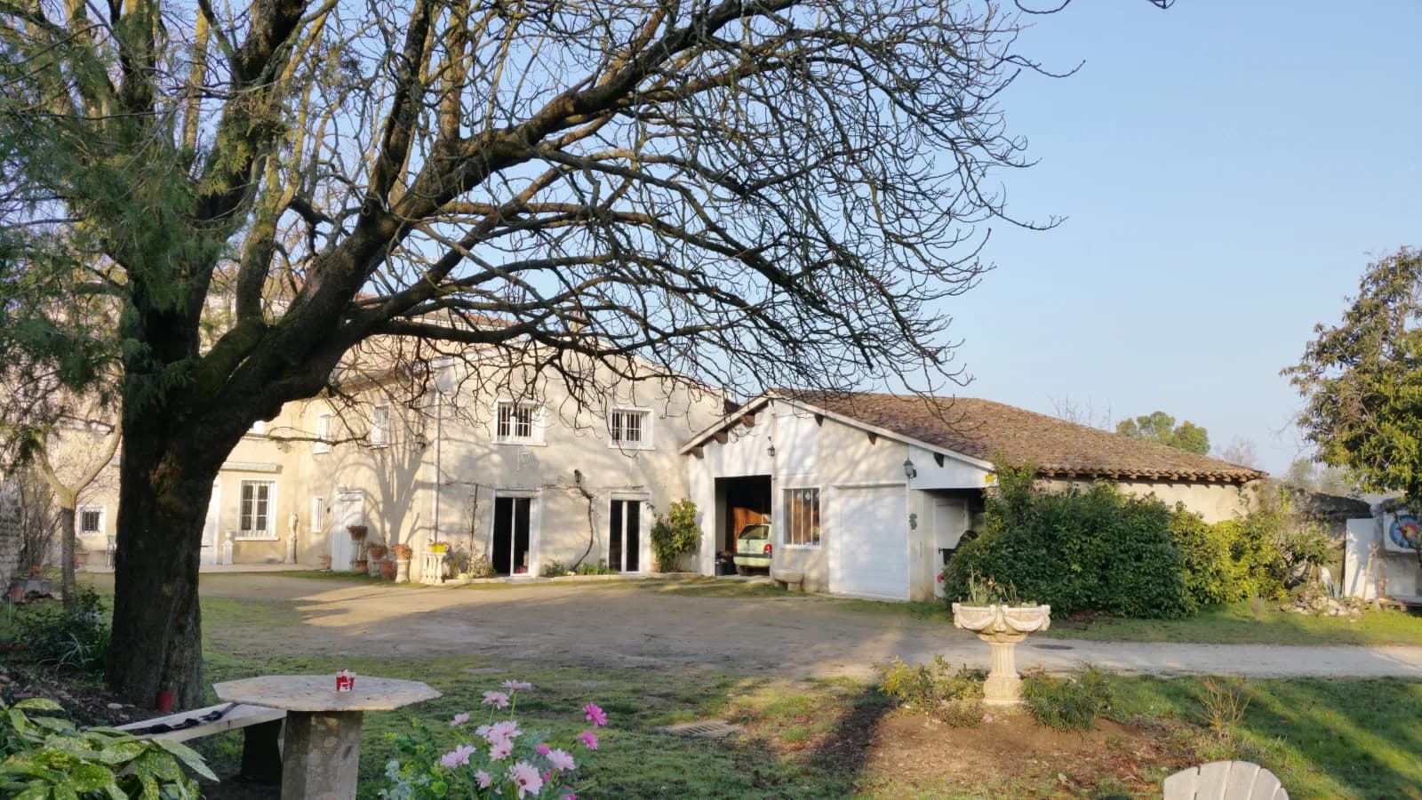 Salle de réunion dans Maison unique avec sa grande salle de cinéma privée - 1