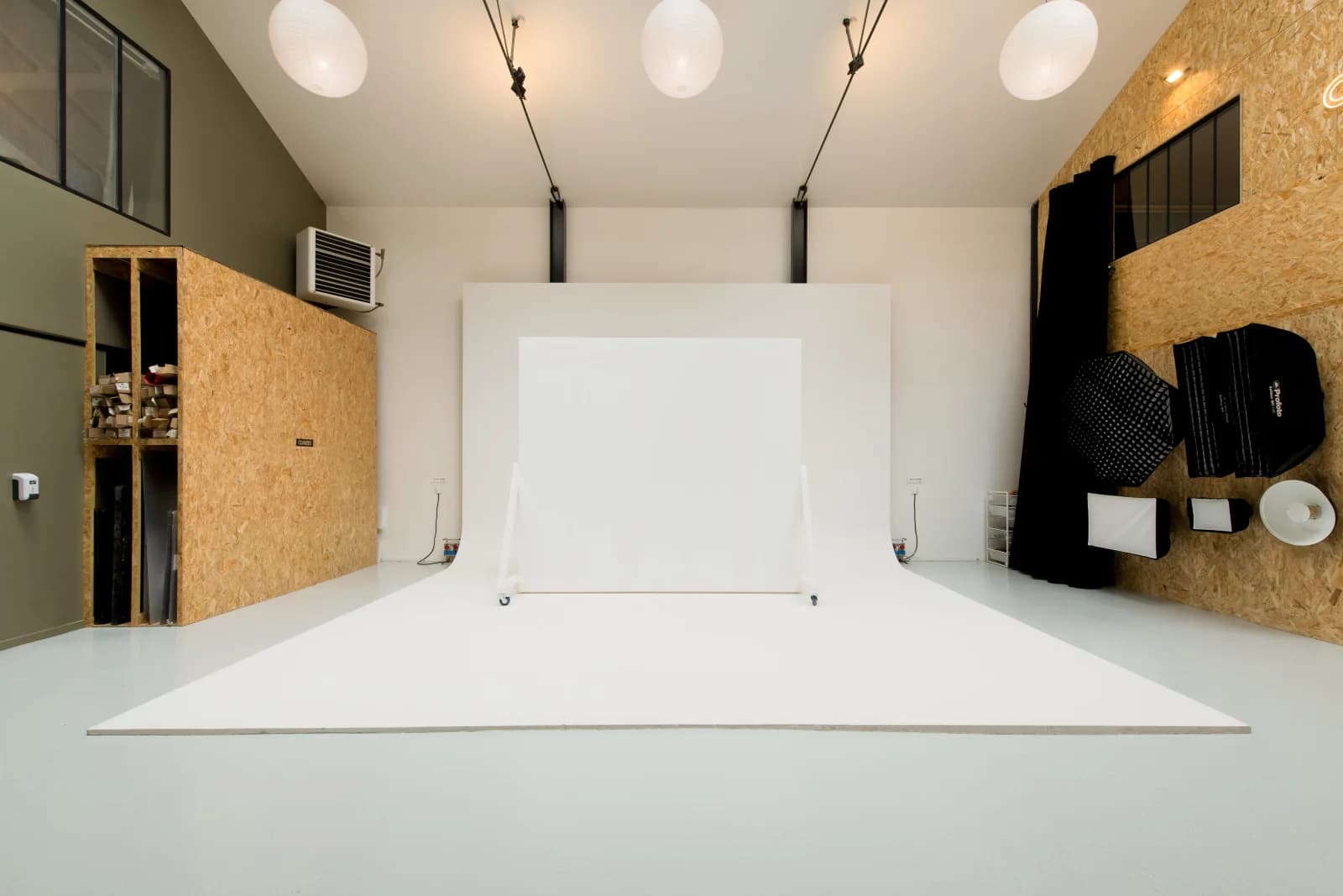 Space Daylight studio cyclo in Aubervilliers - 1