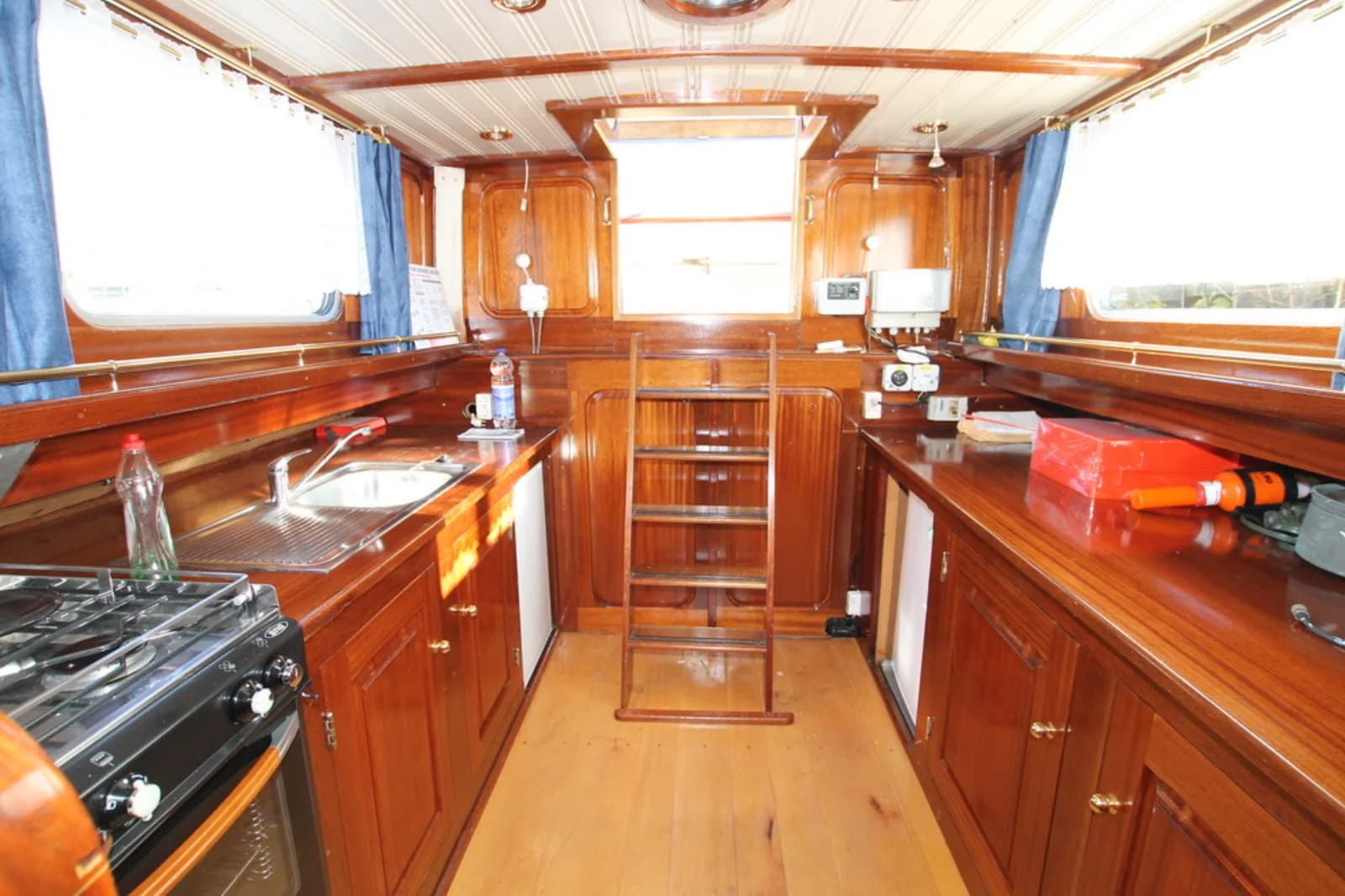 Cuisine dans Magnifique péniche amarrée, une autre vie - 1
