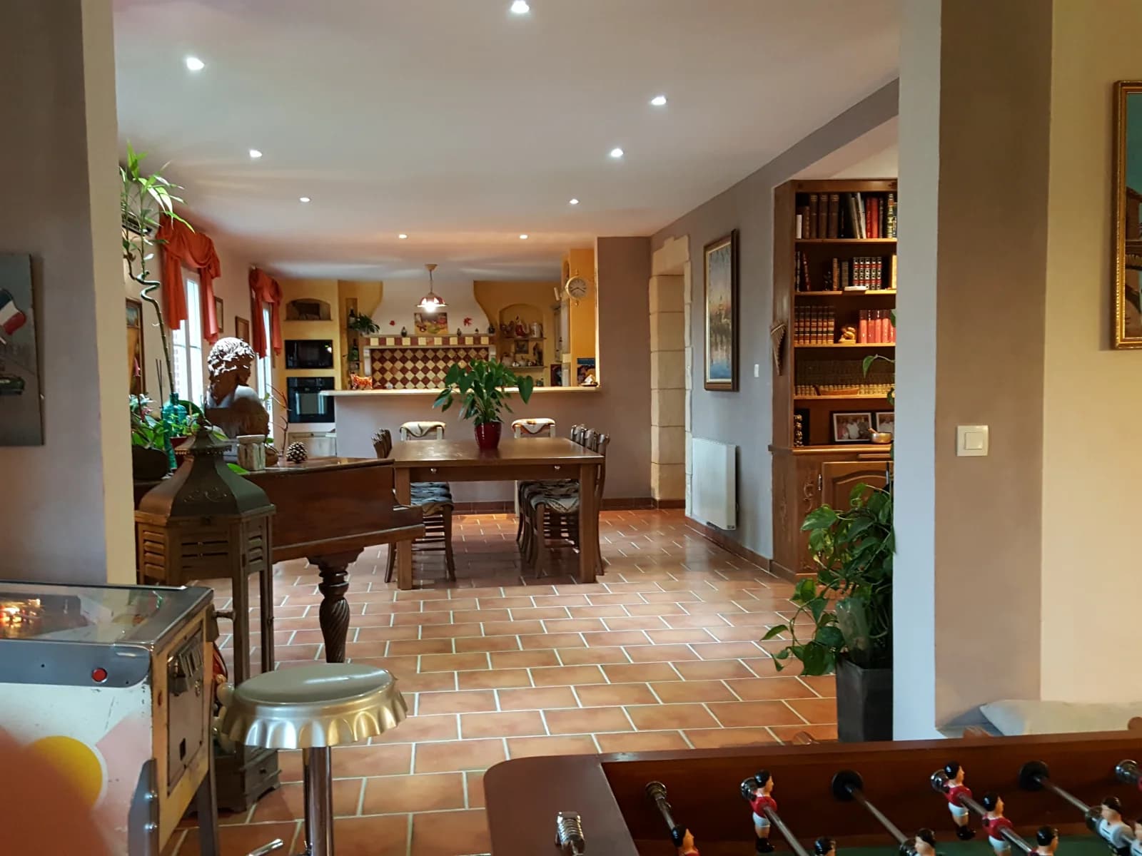 Salle de réunion dans Grande maison avec piscine et son terrain de pétanque - 1