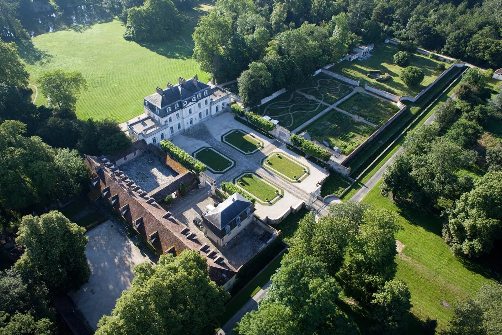 Château Louis XV with its English-style park