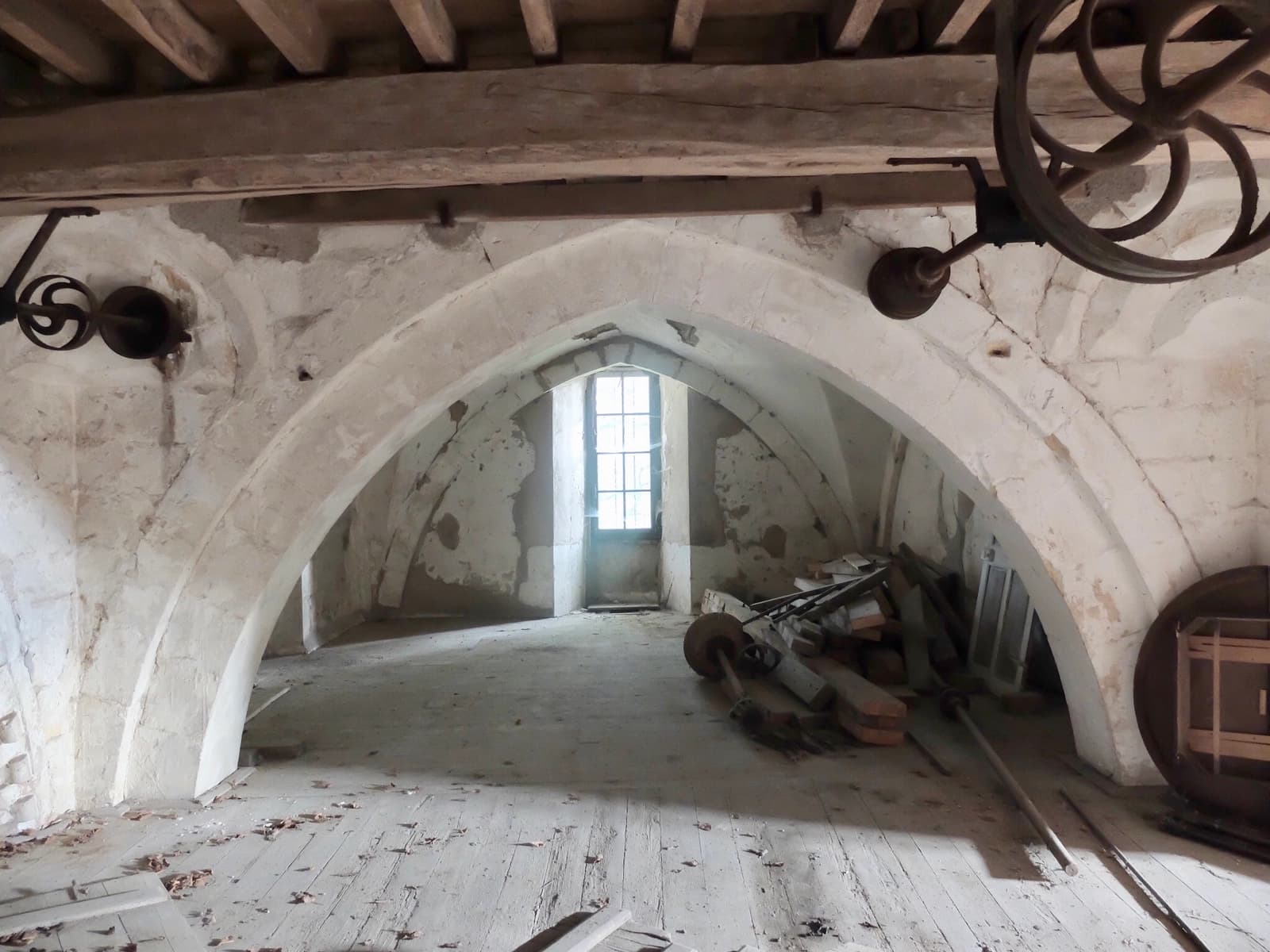 Salle de réunion dans Ancienne abbaye romane du XIIe siècle, lieu historique - 1