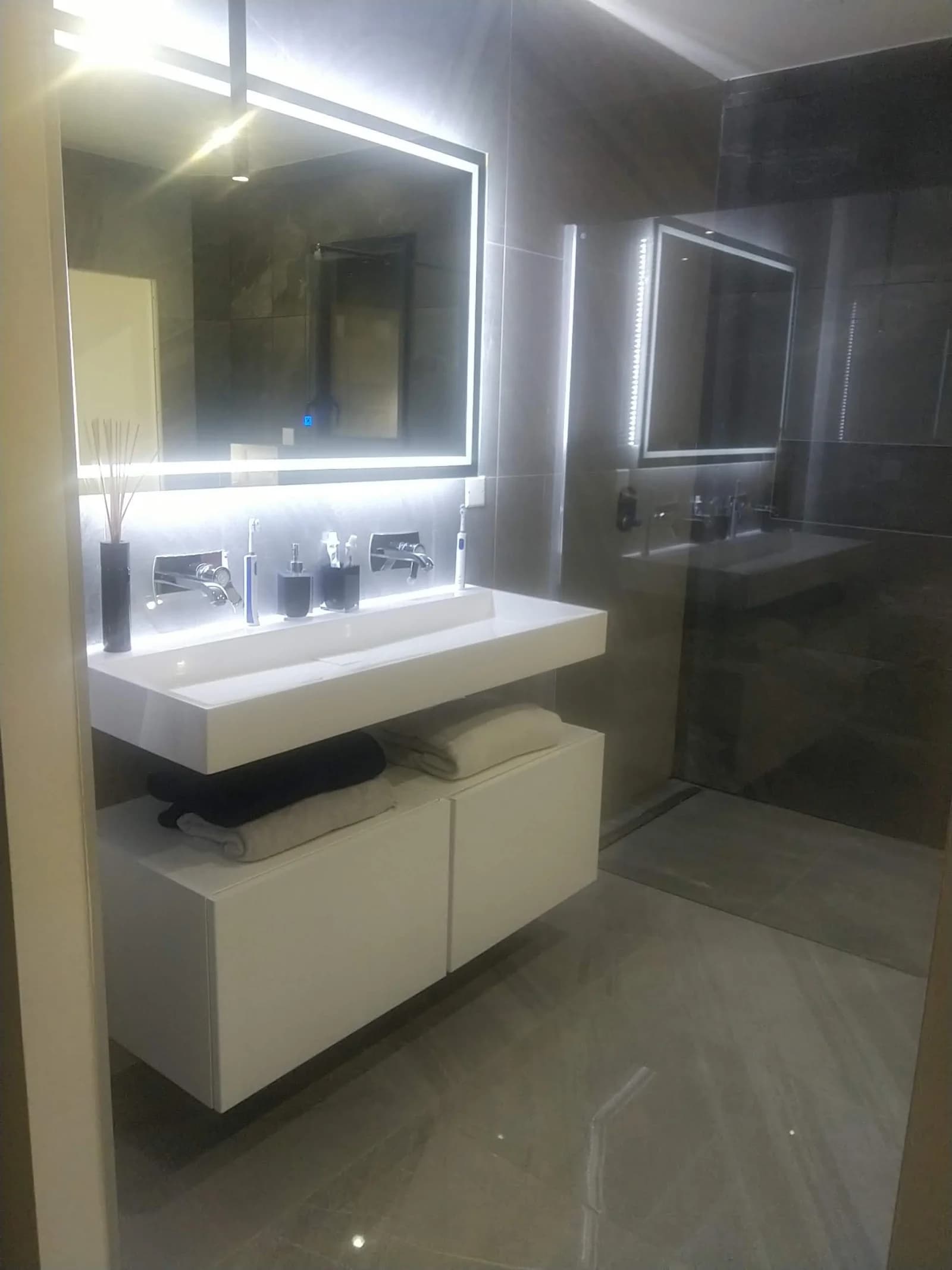 Salle de bain dans Demeure moderne et paisible, un havre de tranquillité - 1