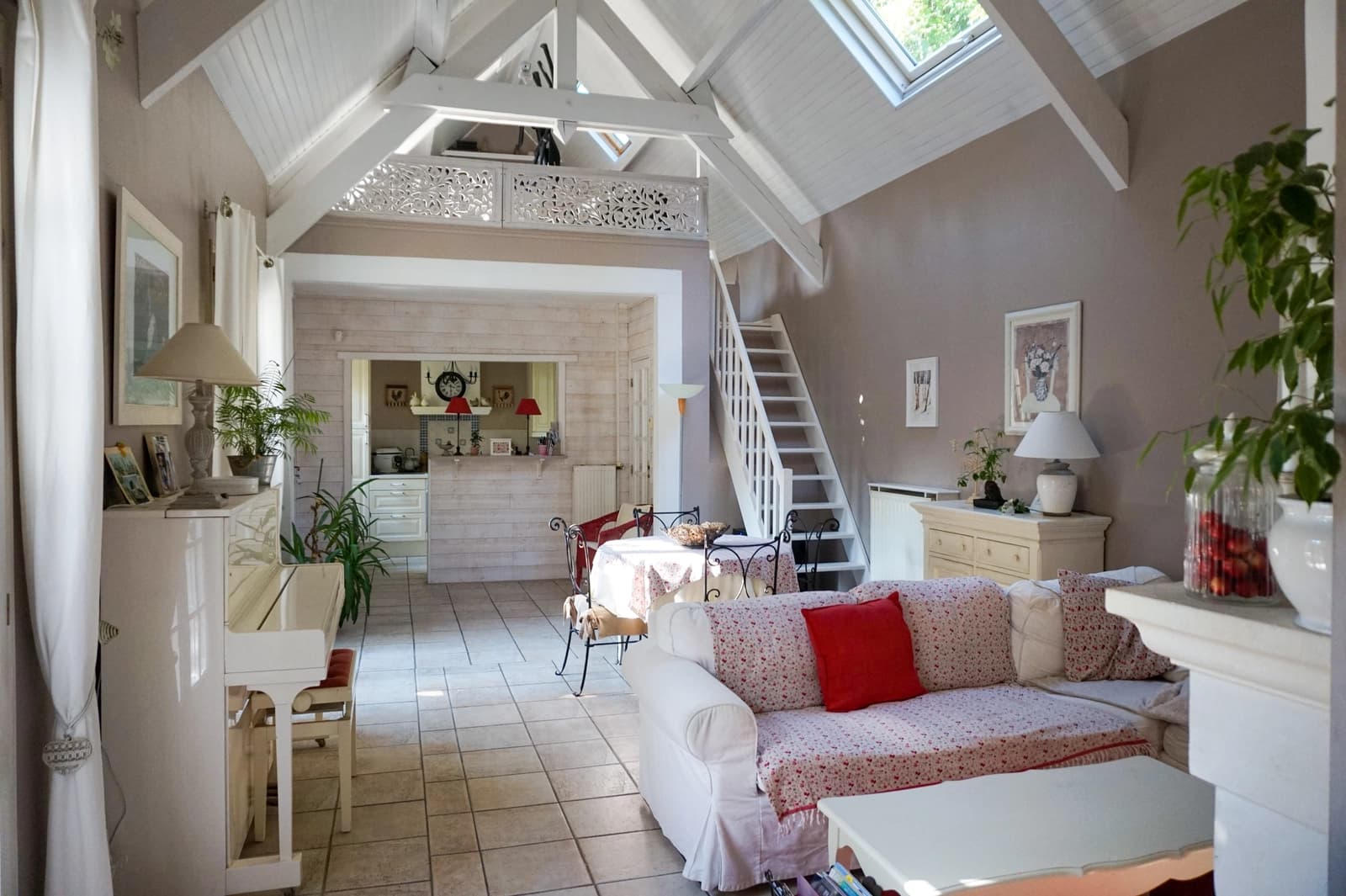 Salon dans Maison provençale avec un séjour cathédrale lumineux - 0