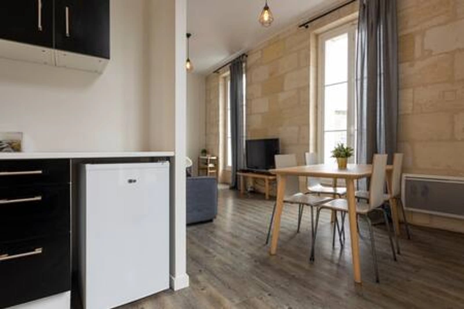 Kitchen in Renovated T2 in stone building, 45m². - 1