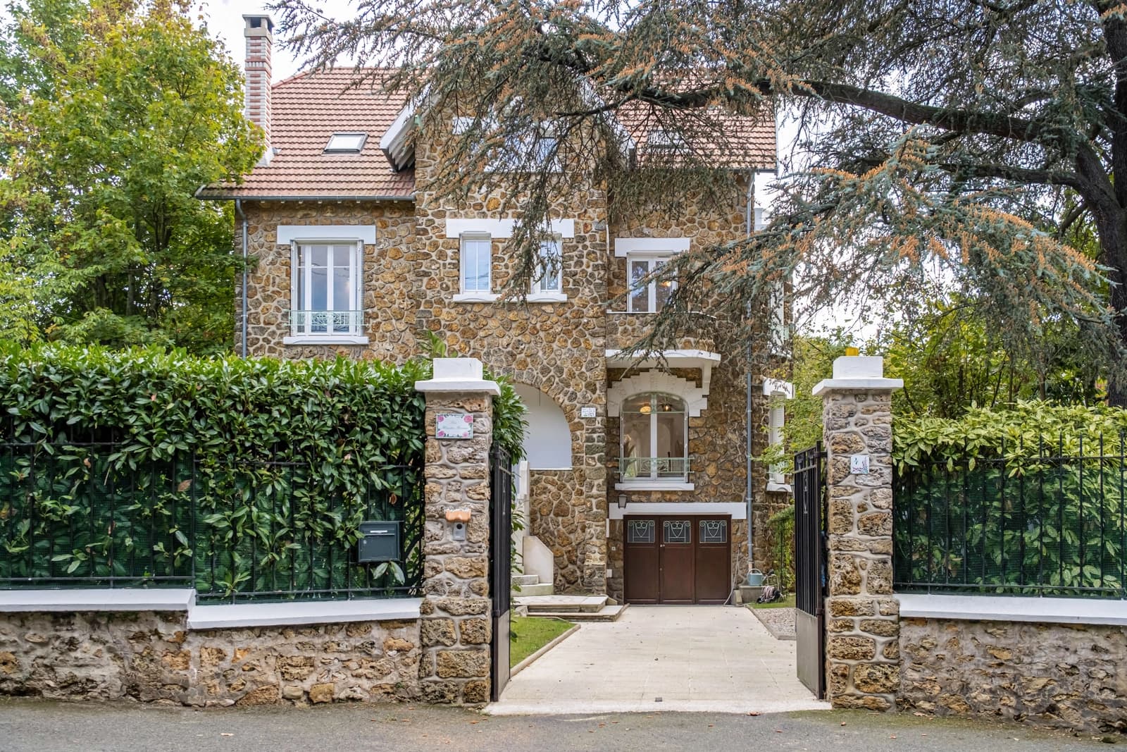 Espace Villa en meulière de caractère sur un vaste domaine - 4