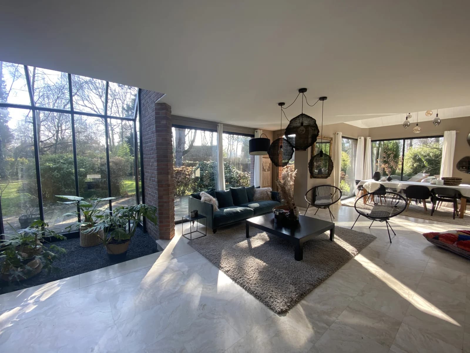 Maison calme et lumineuse avec son vaste jardin arboré