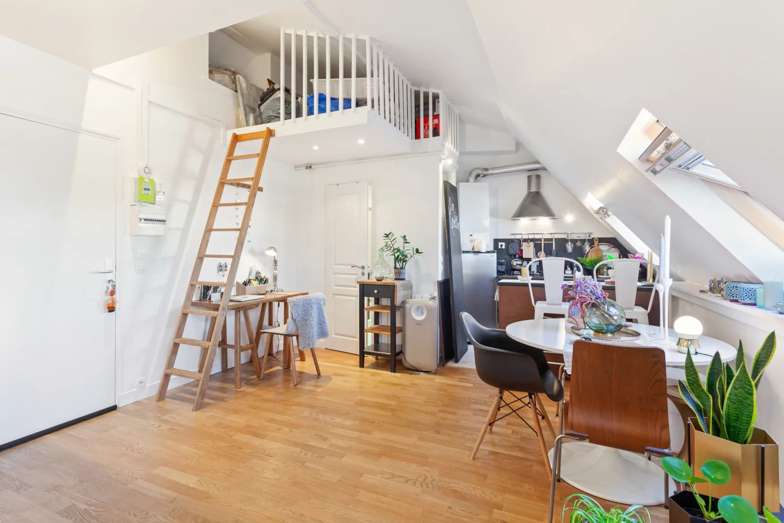 Salle de réunion dans Appartement cocooning et chaleureux au coeur de Paris - 1
