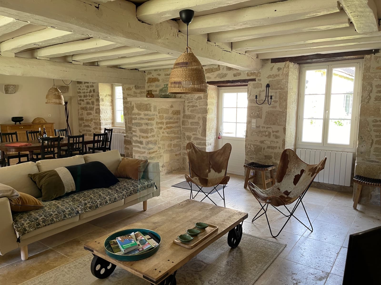 Living room in Charming house with swimming pool - 1