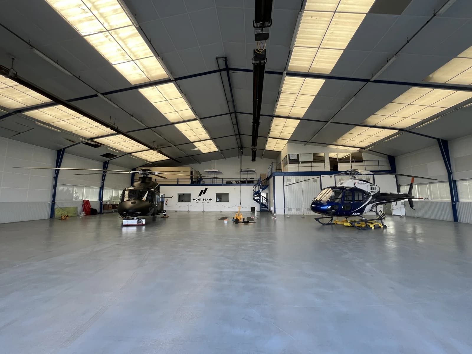Hangar Aéronautique Spacieux