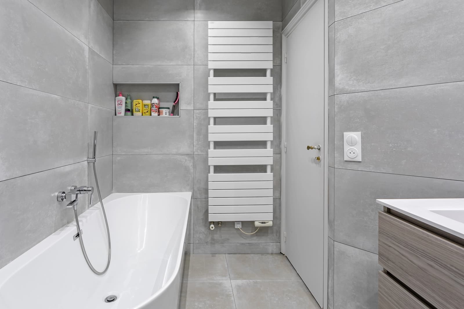 Salle de bain dans Appartement parisien très lumineux au design épuré - 1