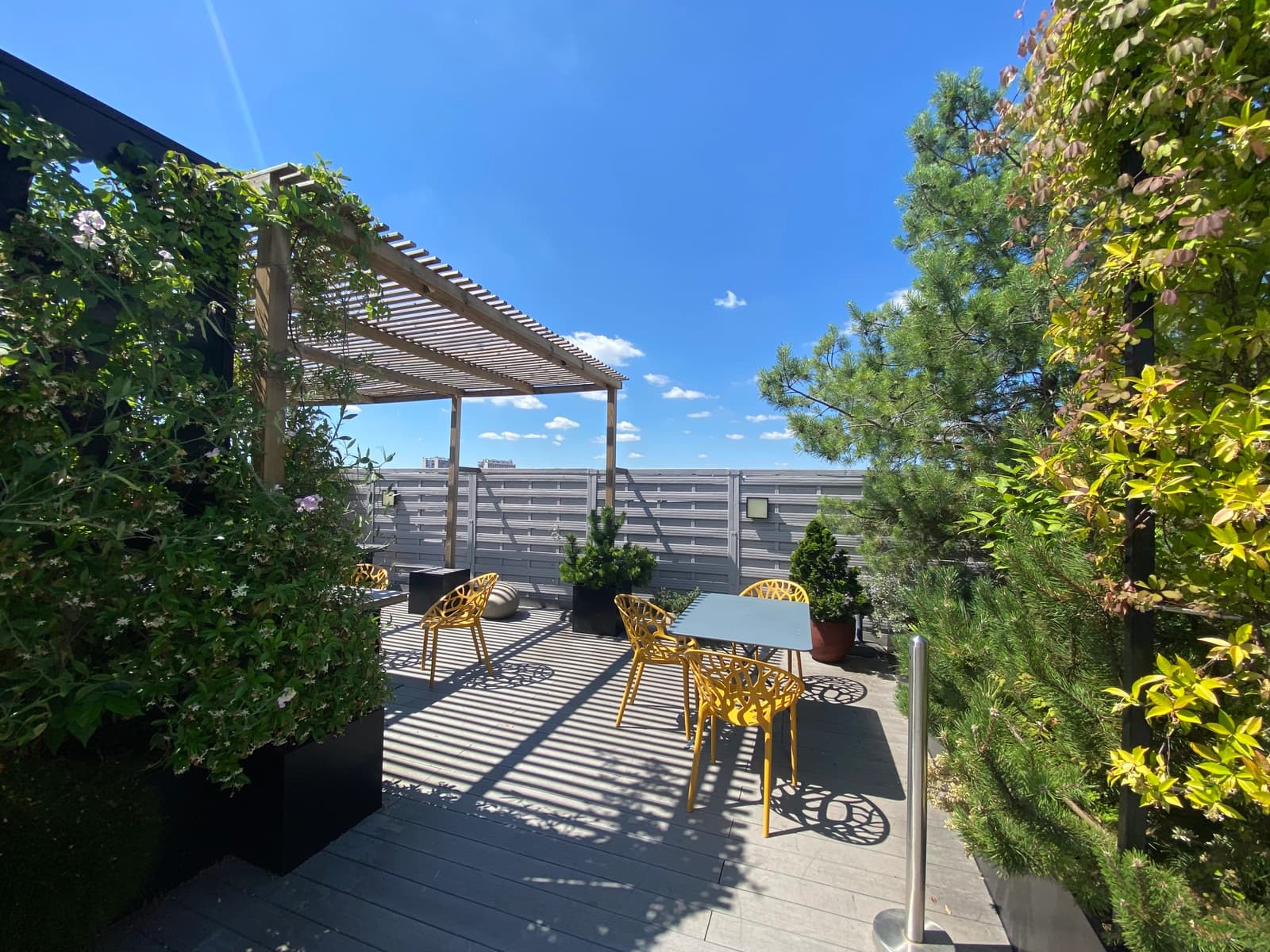 Salle de réunion dans Toit-terrasse verdoyant, une oasis suspendue en ville - 1