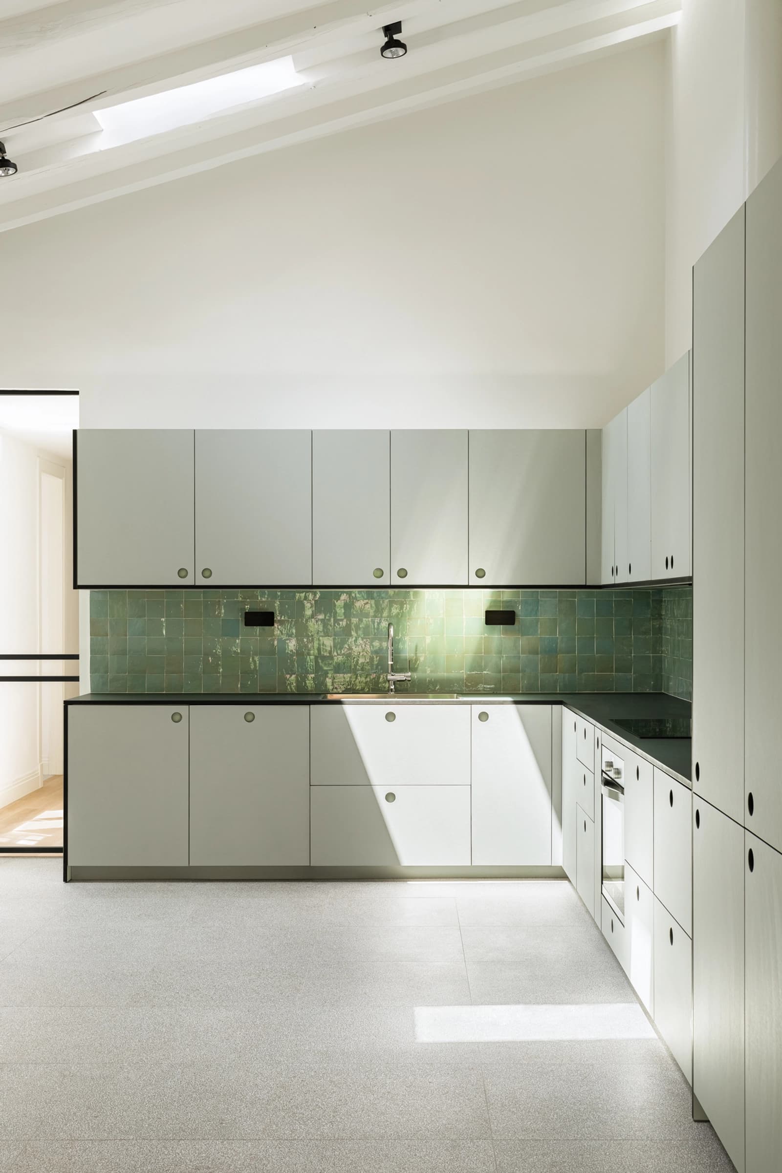 Cuisine dans Appartement lumineux avec ses poutres apparentes - 1