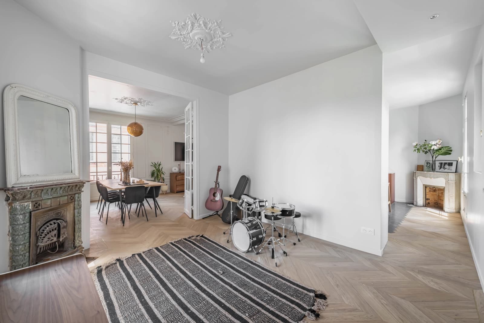Living room in Beautiful house with terrace and balcony - 1
