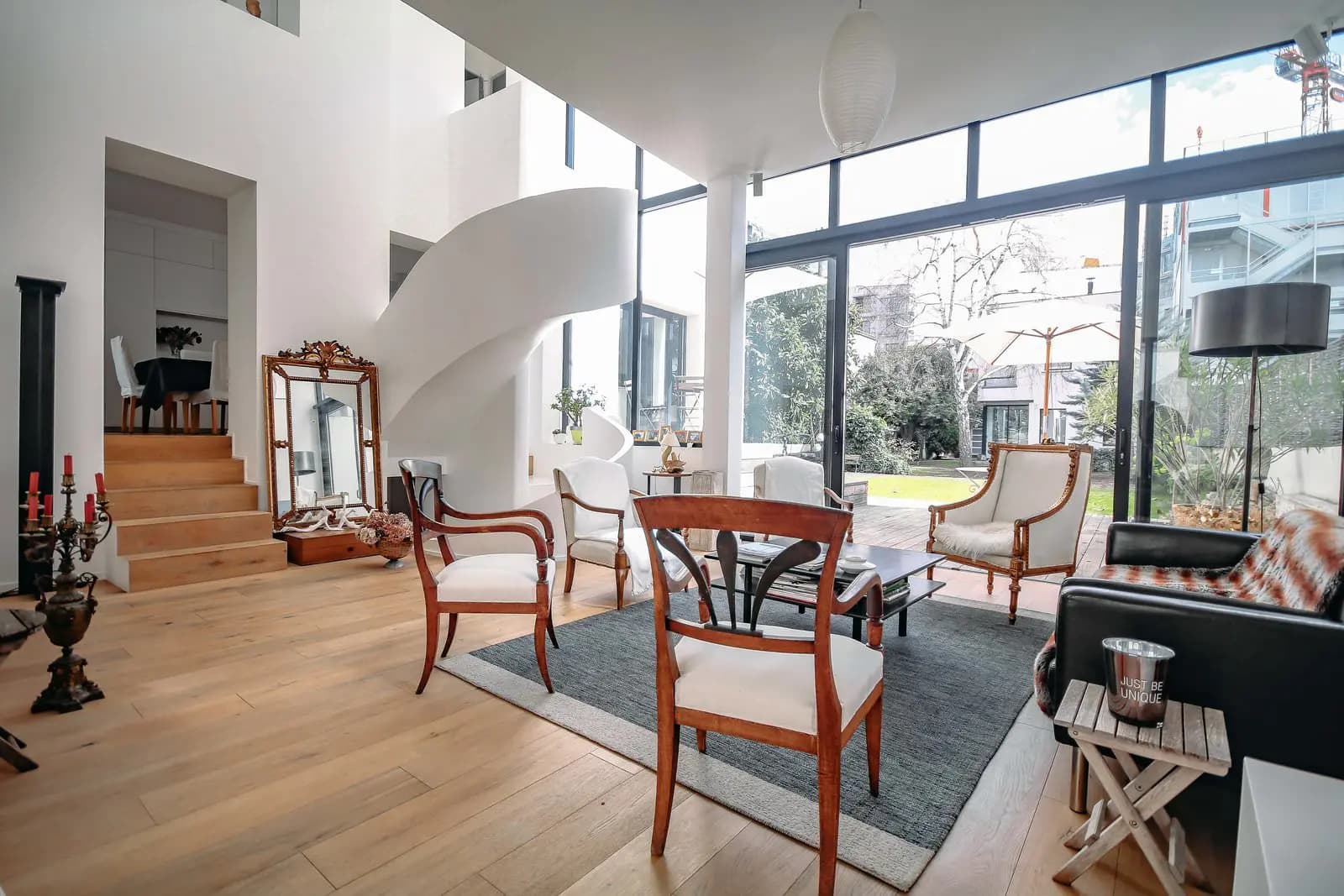 Salle de réunion dans Maison loft contemporaine, lumineuse et ouverte sur jardin - 0
