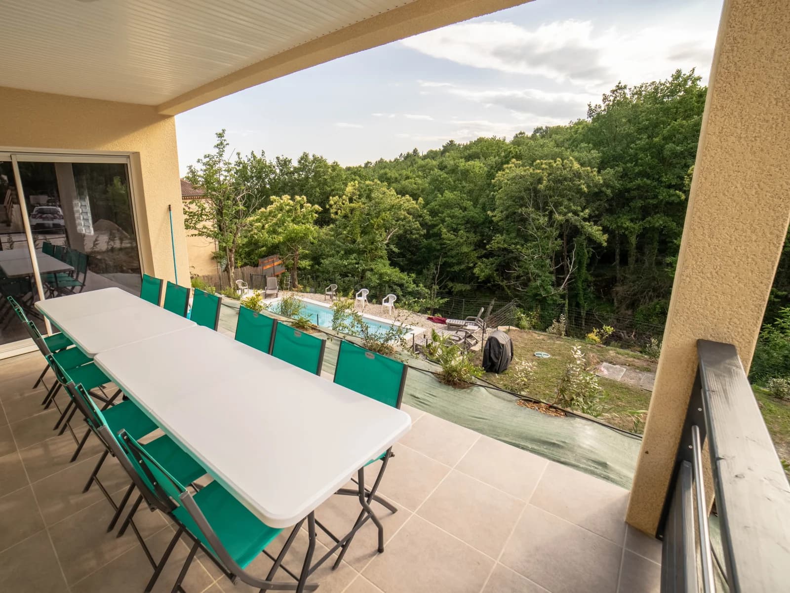 Salle de réunion dans Superbe villa neuve de 190m² et sa piscine étincelante - 1