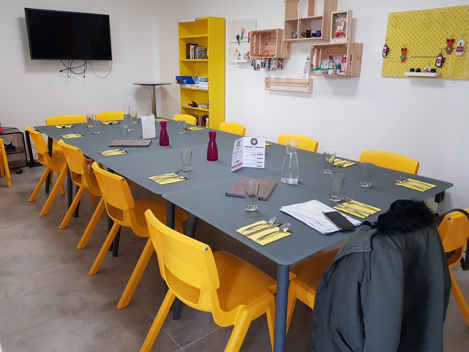 Meeting room in Atypical place and café - 1