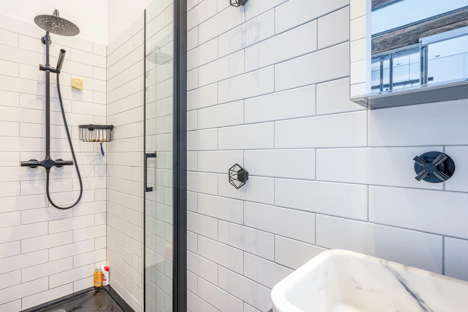 Salle de bain dans Charmant loft appartement aux pieds du parc de la Villette - 1